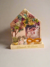 Romantic resin photo frame for anniversary gifting