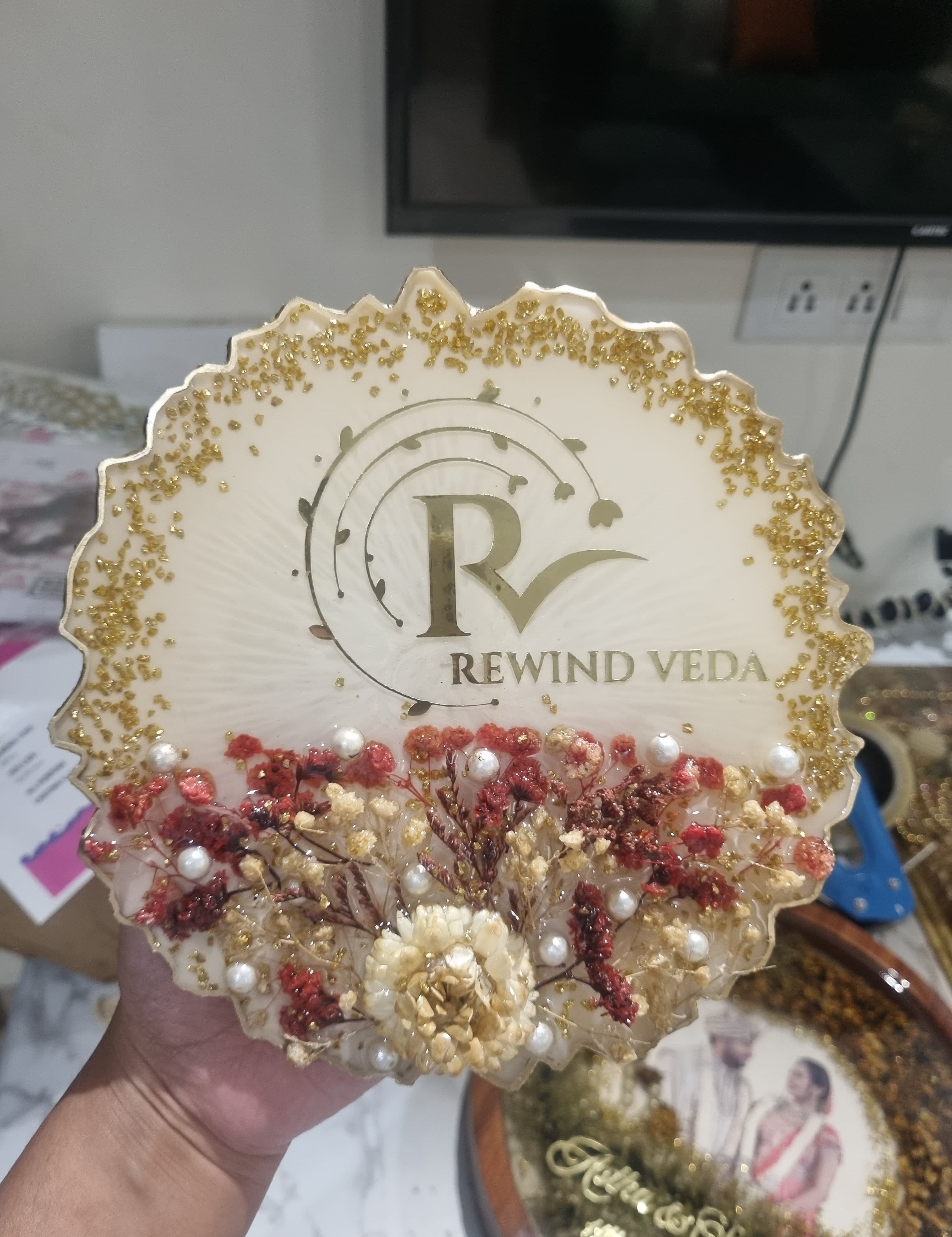 Artistic resin photo frame for shelves and walls